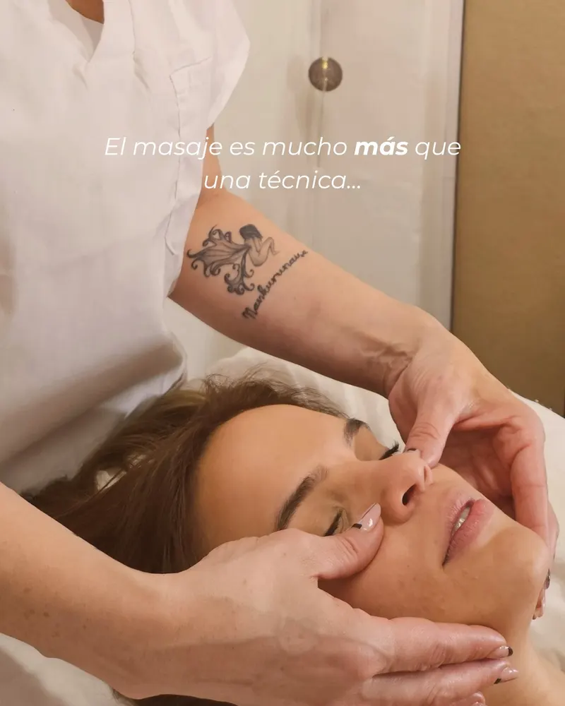 Contacto consciente en una sesión de masaje — bienestar integral en Citrino